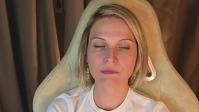 Snapshot of angelina_wings chatting on 04.15.26 angelina wings online show from 04.15.26