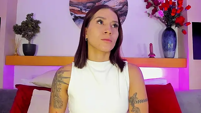 Snapshot of YamelBloom chatting on 04.14.26 YamelBloom online show from 04.14.26