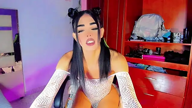 Naomisaenz01 online show from 06.24.26