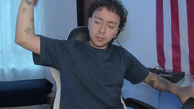 Snapshot of alexmontesco chatting on 04.10.26 alexmontesco online show from 04.10.26