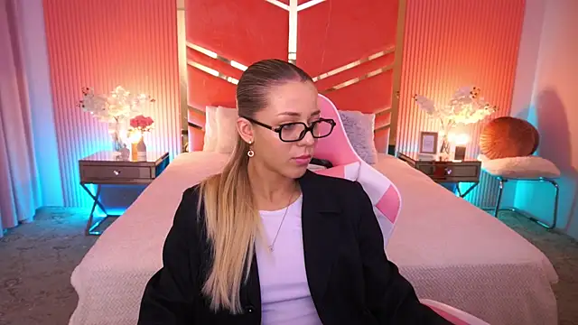 Snapshot of DoveLovee chatting on 06.05.26 DoveLovee online show from 06.05.26