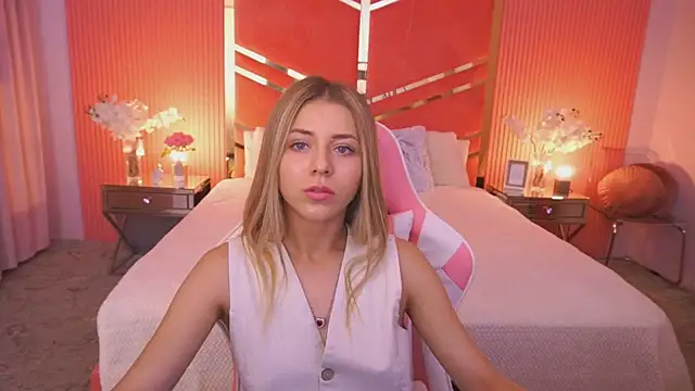 Snapshot of DoveLovee chatting on 06.12.26 DoveLovee online show from 06.12.26