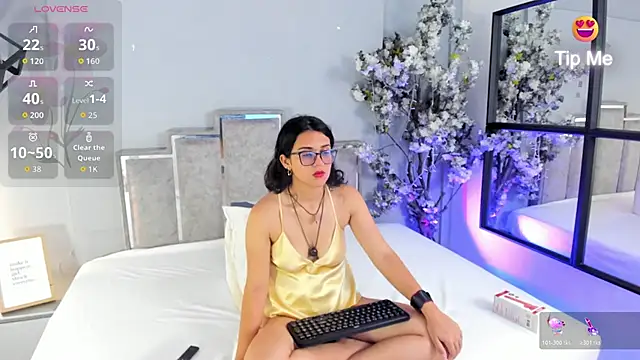 Veronicacarper online show from 04.14.26