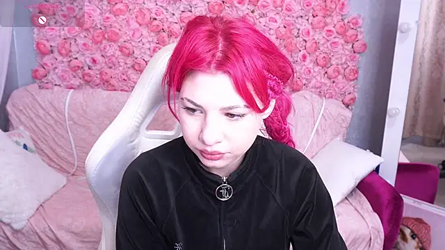 Snapshot of PinkyTrix chatting on 04.21.26 PinkyTrix online show from 04.21.26