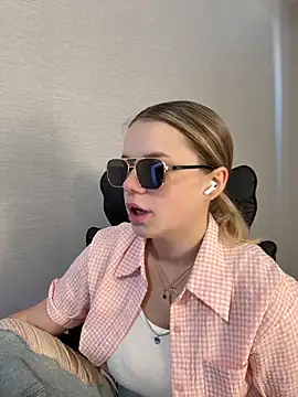 Snapshot of KimEvanss chatting on 06.27.26 KimEvanss online show from 06.27.26