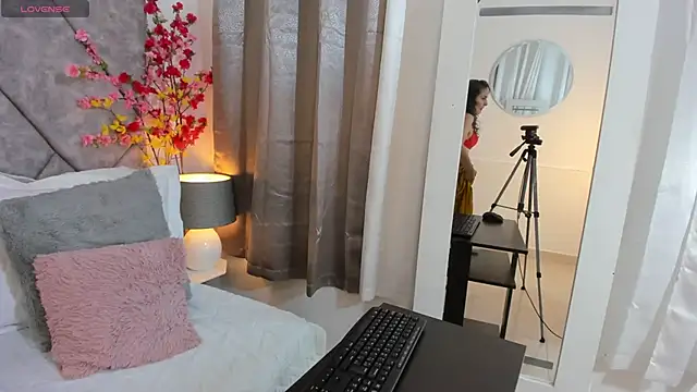 Snapshot of shaliny_ chatting on 04.14.26 shaliny online show from 04.14.26