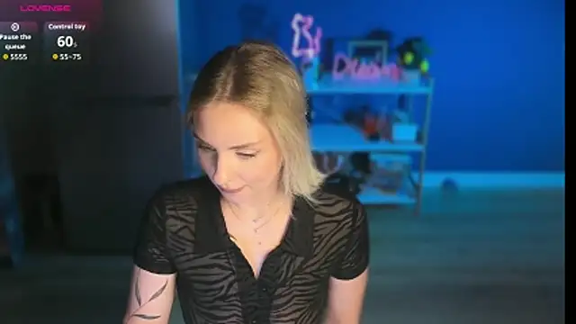 Snapshot of mari_grey chatting on 05.19.26 mari grey online show from 05.19.26
