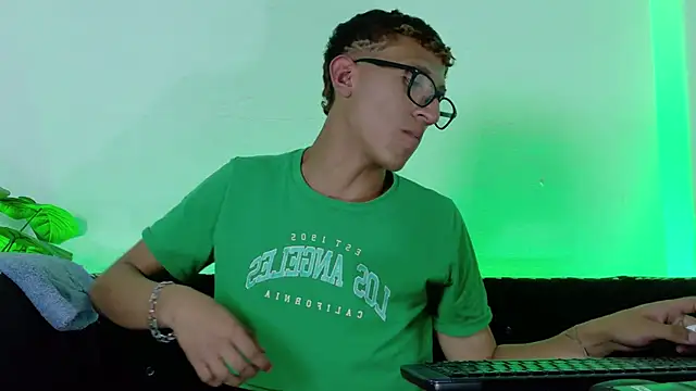 Snapshot of Damian_nix chatting on 04.14.26 Damian nix online show from 04.14.26