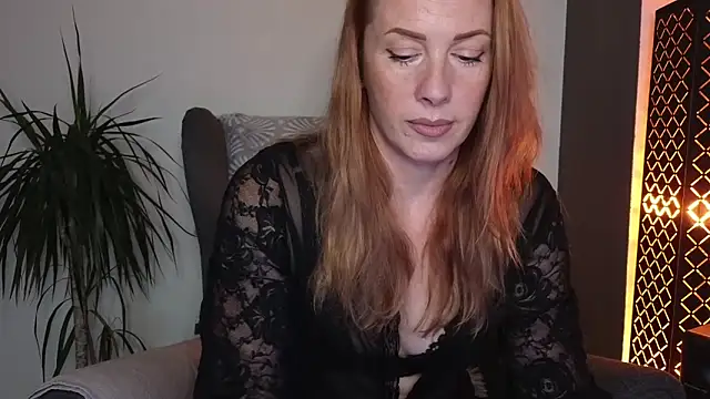 Snapshot of Sharon_Red chatting on 10.04.25 Sharon Red online show from 10.04.25