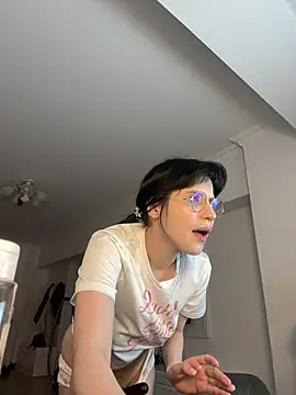 Snapshot of fothisaa chatting on 04.15.26 fothisaa online show from 04.15.26