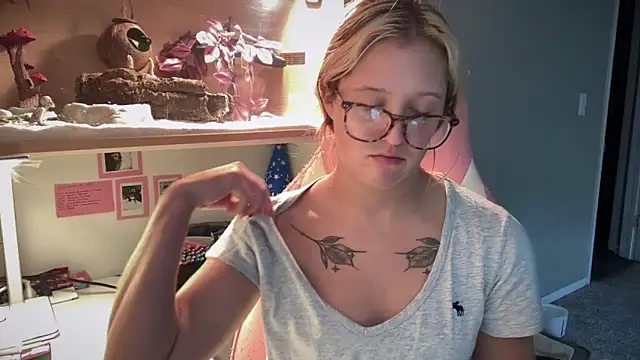 MUSCLEMOMMY1365 online show from 06.12.26