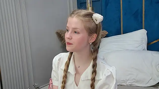 Snapshot of LilianHowards chatting on 05.24.26 LilianHowards online show from 05.24.26