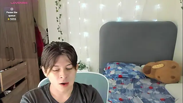 Snapshot of Felixzyn chatting on 04.22.26 Felixzyn online show from 04.22.26