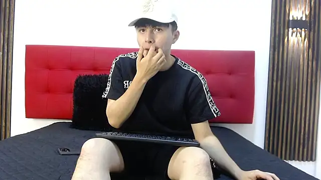 Snapshot of LunayDream chatting on 04.21.26 LunayDream online show from 04.21.26
