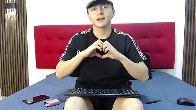 Snapshot of LunayDream chatting on 04.24.26 LunayDream online show from 04.24.26