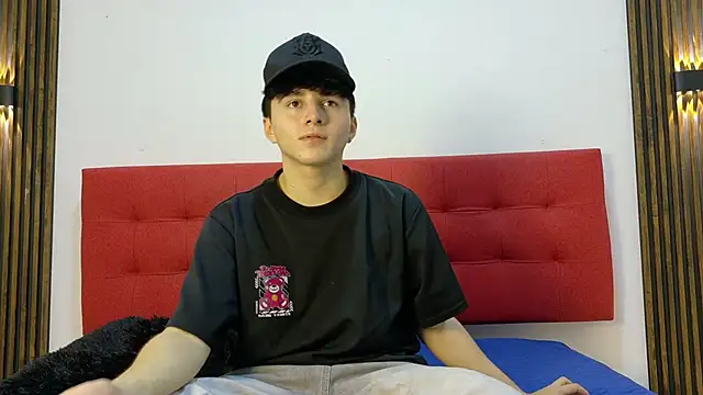 Snapshot of LunayDream chatting on 04.30.26 LunayDream online show from 04.30.26