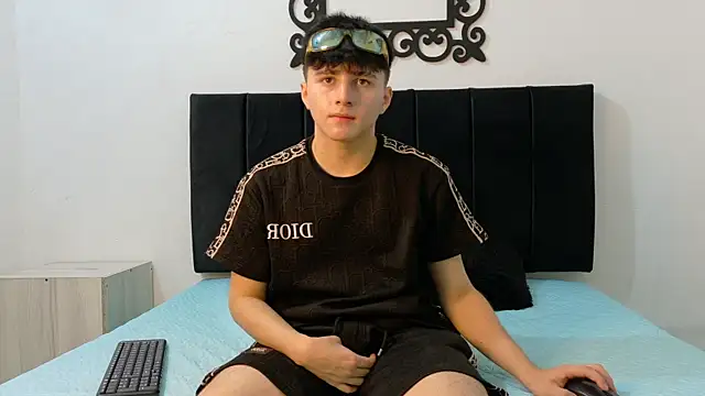 Snapshot of LunayDream chatting on 06.17.26 LunayDream online show from 06.17.26