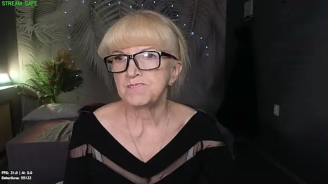 Snapshot of Dr_Mireille chatting on 06.19.26 Dr Mireille online show from 06.19.26