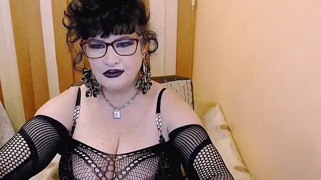 Snapshot of QuuenOfSin chatting on 02.09.25 QuuenOfSin online show from 02.09.25