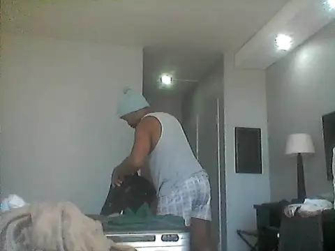Snapshot of LunjeSA chatting on 05.13.26 LunjeSA online show from 05.13.26