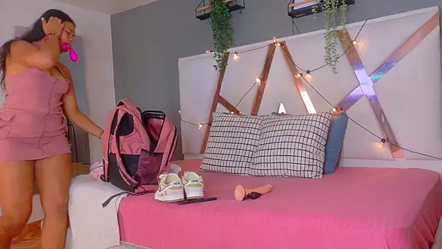 Snapshot of LiaaMoretti__ chatting on 05.30.26 LiaaMoretti online show from 05.30.26