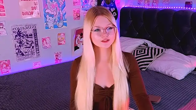 Snapshot of LunariaFox chatting on 07.24.26 LunariaFox online show from 07.24.26