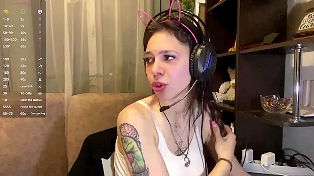 Snapshot of TuZezima chatting on 05.22.26 TuZezima online show from 05.22.26