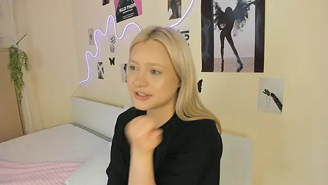 Snapshot of MidnightPoise chatting on 06.11.26 MidnightPoise online show from 06.11.26