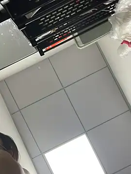 Snapshot of milkwine chatting on 05.22.26 milkwine online show from 05.22.26