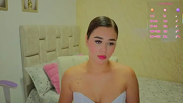 Snapshot of Naomilaurent chatting on 07.20.26 Naomilaurent online show from 07.20.26