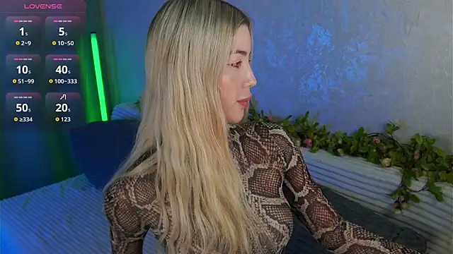 LindaThackerr online show from 08.08.26