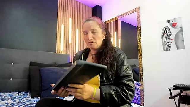 Snapshot of CloeMature chatting on 08.05.26 CloeMature online show from 08.05.26