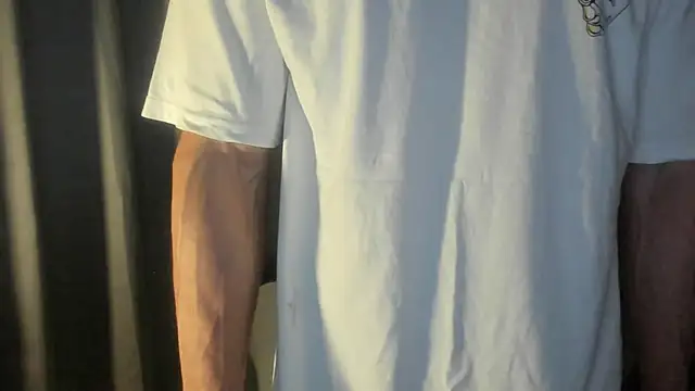 Snapshot of mysterious_muscles chatting on 05.06.26 mysterious muscles online show from 05.06.26