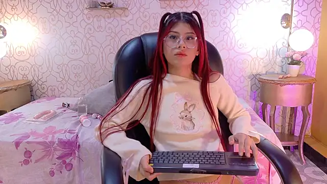 Snapshot of zoeecarter_ chatting on 05.08.26 zoeecarter online show from 05.08.26