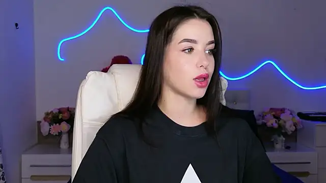 Snapshot of MaddiePerez chatting on 06.12.26 MaddiePerez online show from 06.12.26
