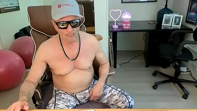 Snapshot of hotdadbod chatting on 06.07.26 hotdadbod online show from 06.07.26