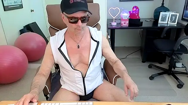 Snapshot of hotdadbod chatting on 06.12.26 hotdadbod online show from 06.12.26