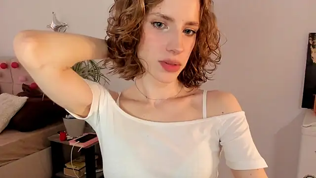 Snapshot of imogensy chatting on 06.14.26 imogensy online show from 06.14.26