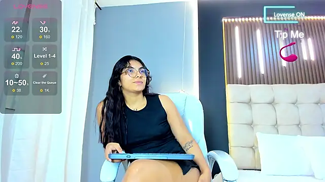 Snapshot of Amara_lune chatting on 06.18.26 Amara lune online show from 06.18.26