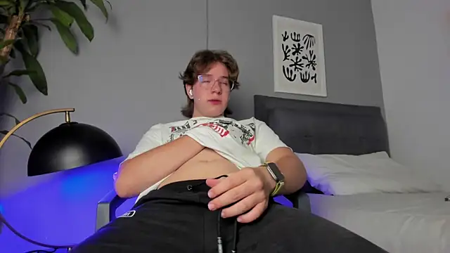 Snapshot of LucasMoraless chatting on 05.21.26 LucasMoraless online show from 05.21.26