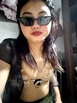 Snapshot of lie_louron chatting on 05.18.26 lie louron online show from 05.18.26