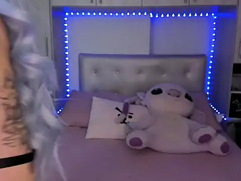 Honniewhitee  online show from 07.06.26