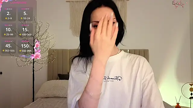 Snapshot of Little1_molly chatting on 06.11.26 Little1 molly online show from 06.11.26