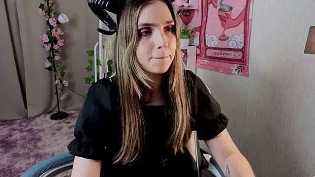 Snapshot of NocturneHuntress chatting on 06.25.26 NocturneHuntress online show from 06.25.26