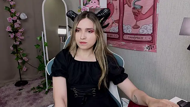 Snapshot of NocturneHuntress chatting on 06.28.26 NocturneHuntress online show from 06.28.26