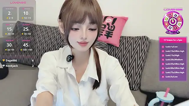Snapshot of Elleeeee chatting on 06.18.26 Elleeeee online show from 06.18.26