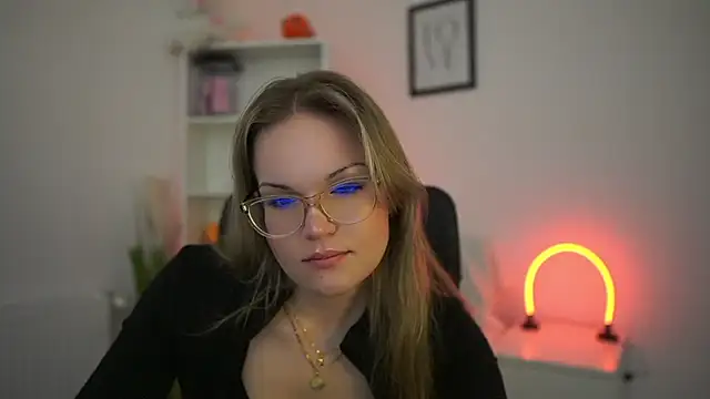 Snapshot of NinaViety chatting on 05.21.26 NinaViety online show from 05.21.26