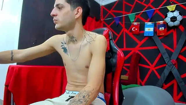 Snapshot of boy_max_latin chatting on 06.28.26 boy max latin online show from 06.28.26