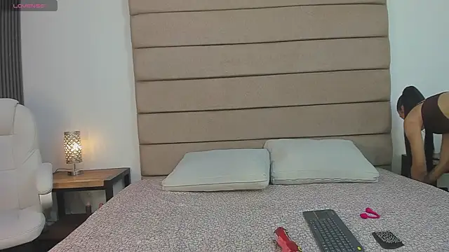 laurenn moore online show from 06.02.26