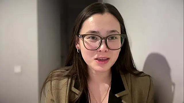 Snapshot of AmeliaAurelia chatting on 05.21.26 AmeliaAurelia online show from 05.21.26